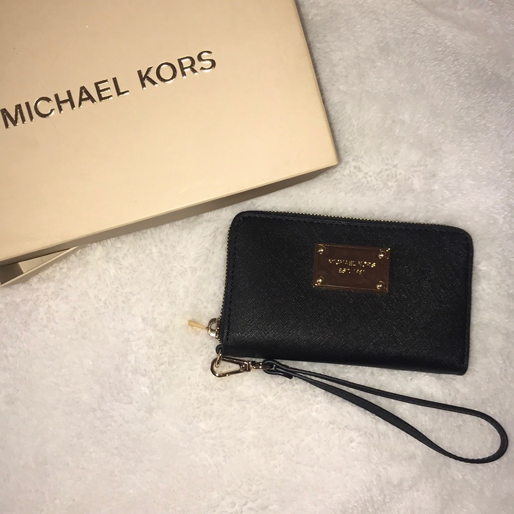 COPY - MICHAEL KORS Wristlet